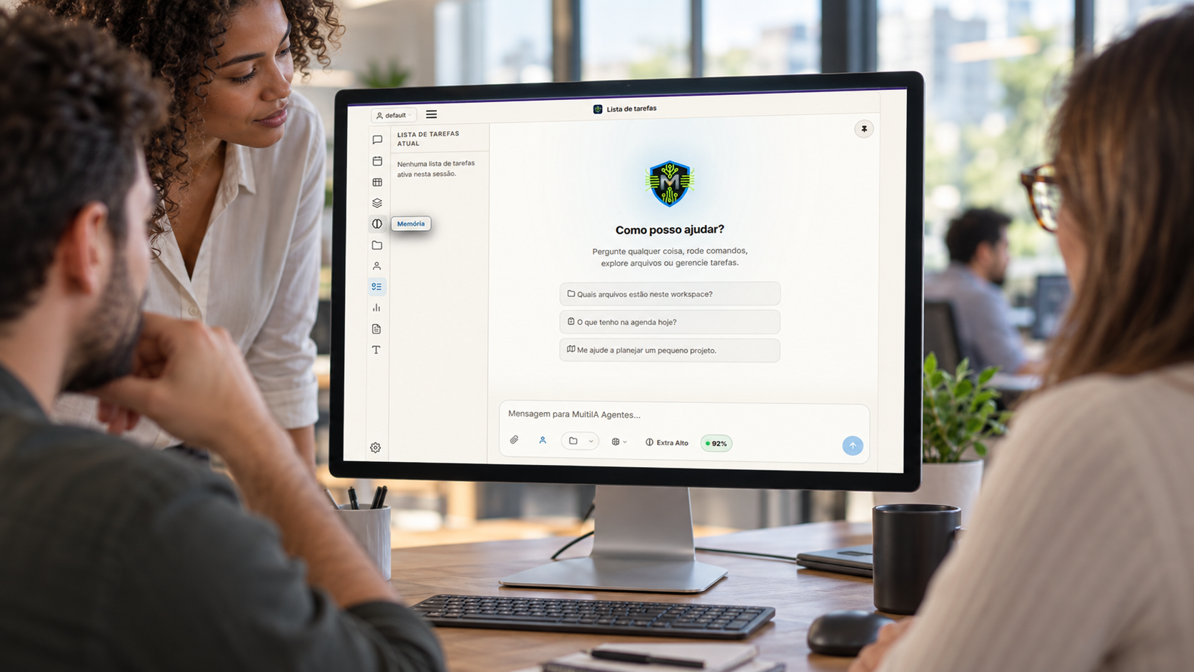 Equipe em escritório observa um monitor com uma interface de assistente digital.